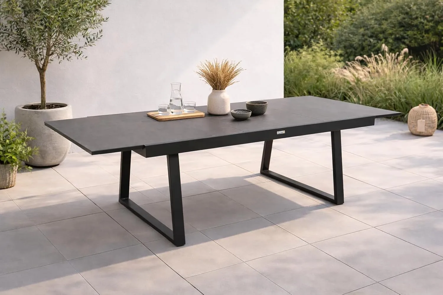 DEGAMO Gartentisch Ausziehtisch Reims, 180/240x100cm, Aluminium anthrazit + Glas in Keramikoptik hellgrau, Outdoor — Ansicht 2